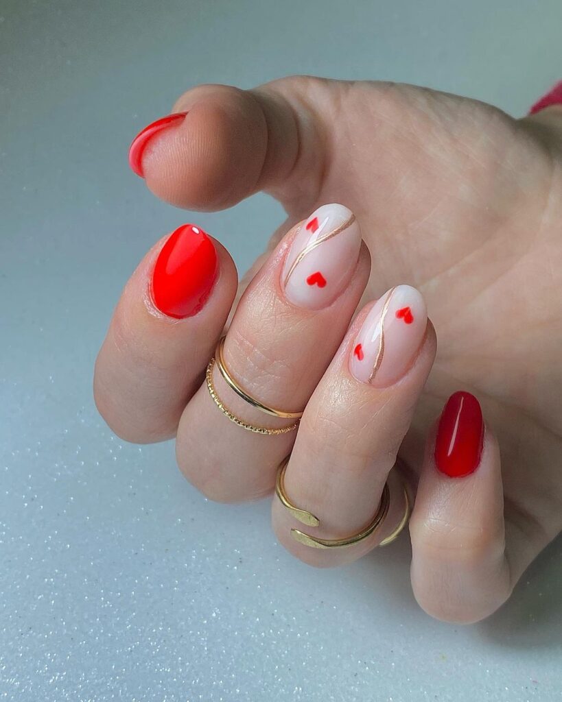 Unhas em vermelho com decoração