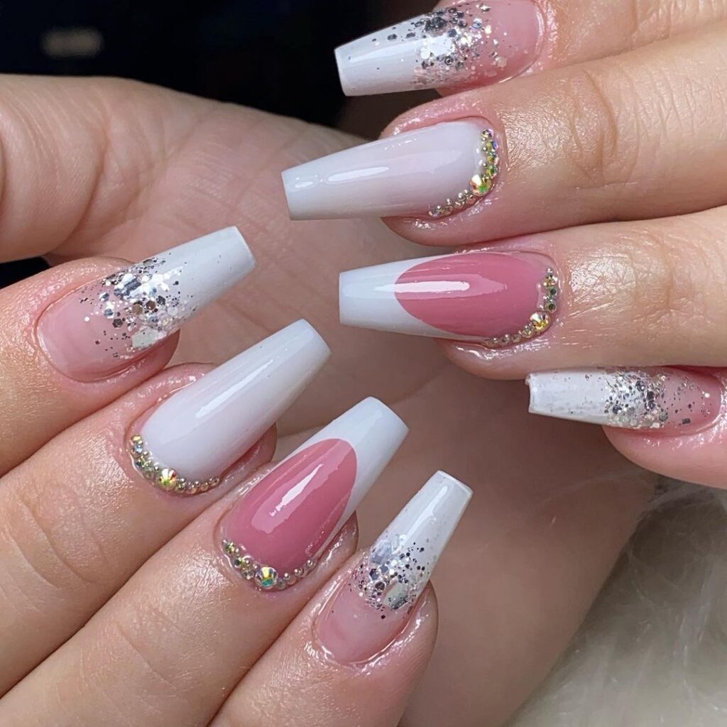 Unhas encapsuladas com glitter