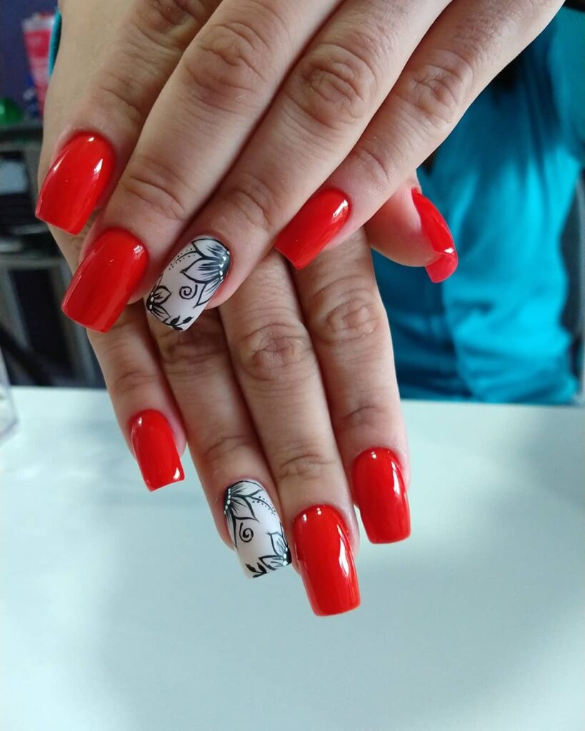 Unhas decoradas em vermelho, branco e preto