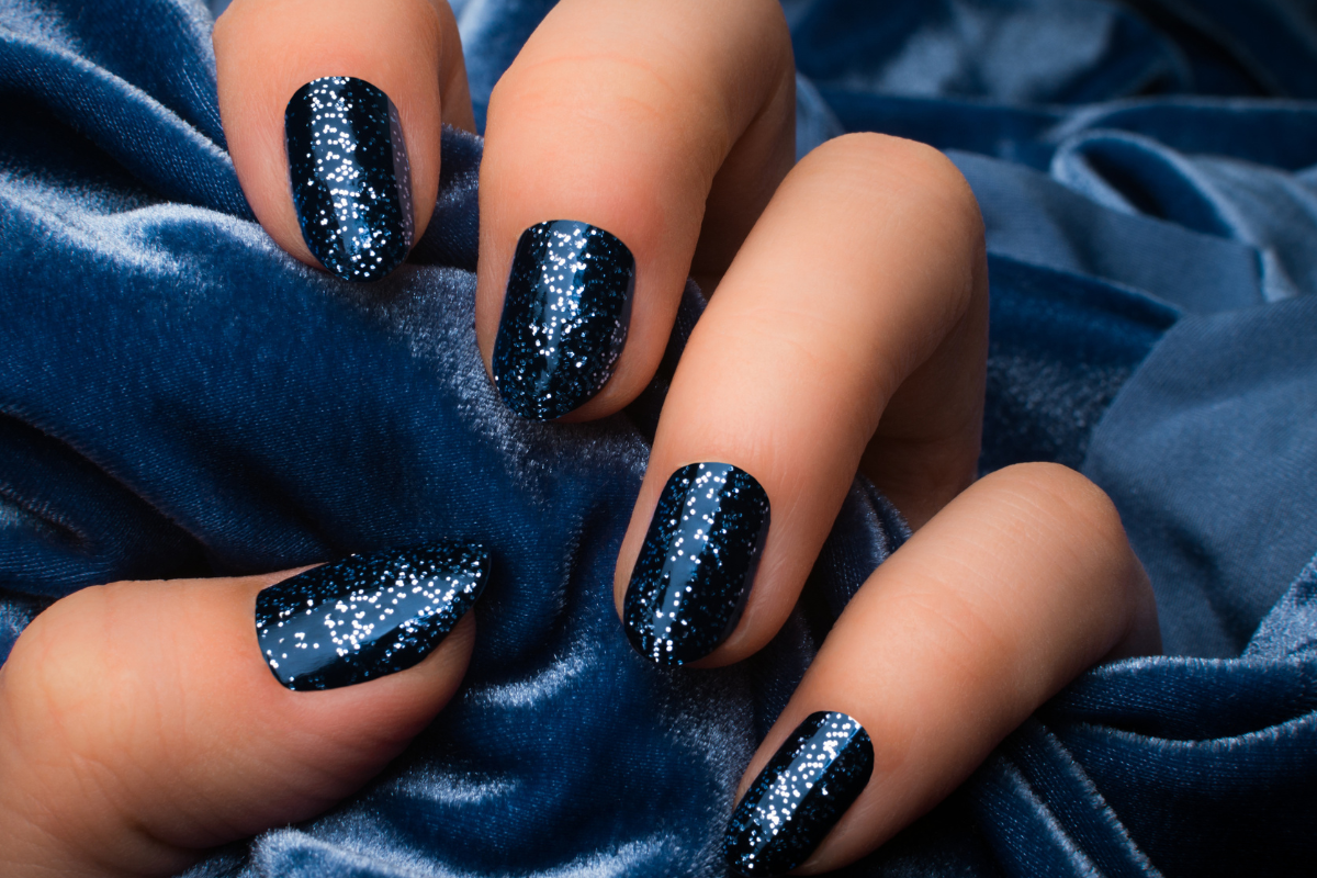 unhas pretas com glitter prata