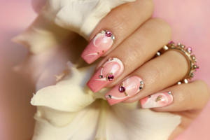 unhas decoradas com folhas de ouro