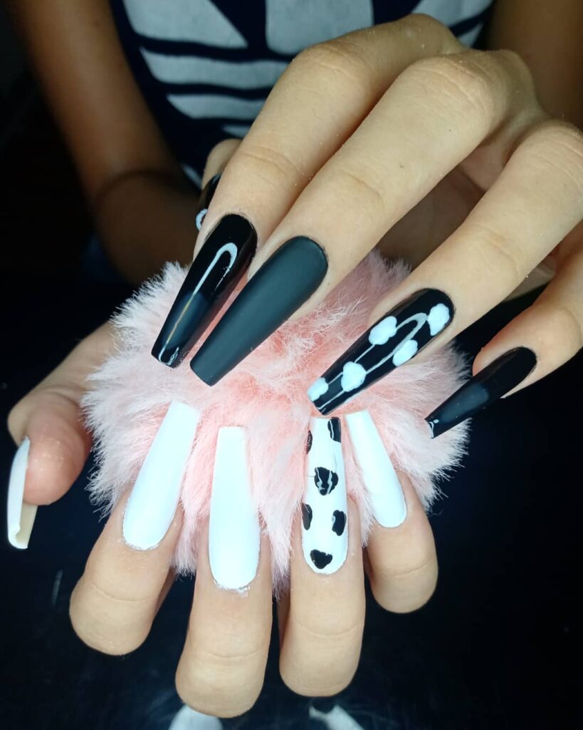 unhas preto com branco