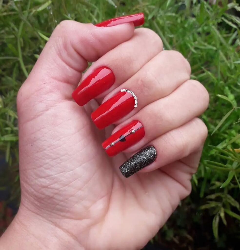 unhas vermelhas escuras
