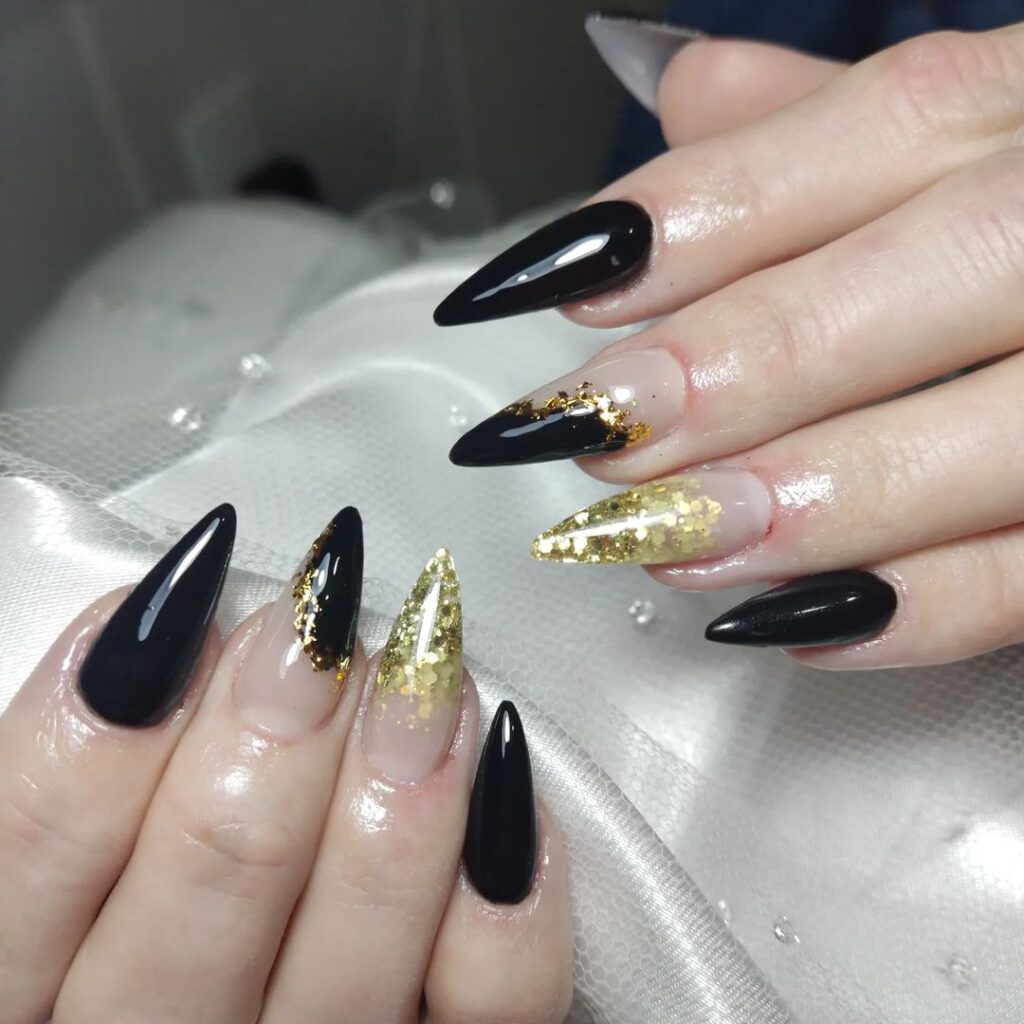 nails stiletto pretas