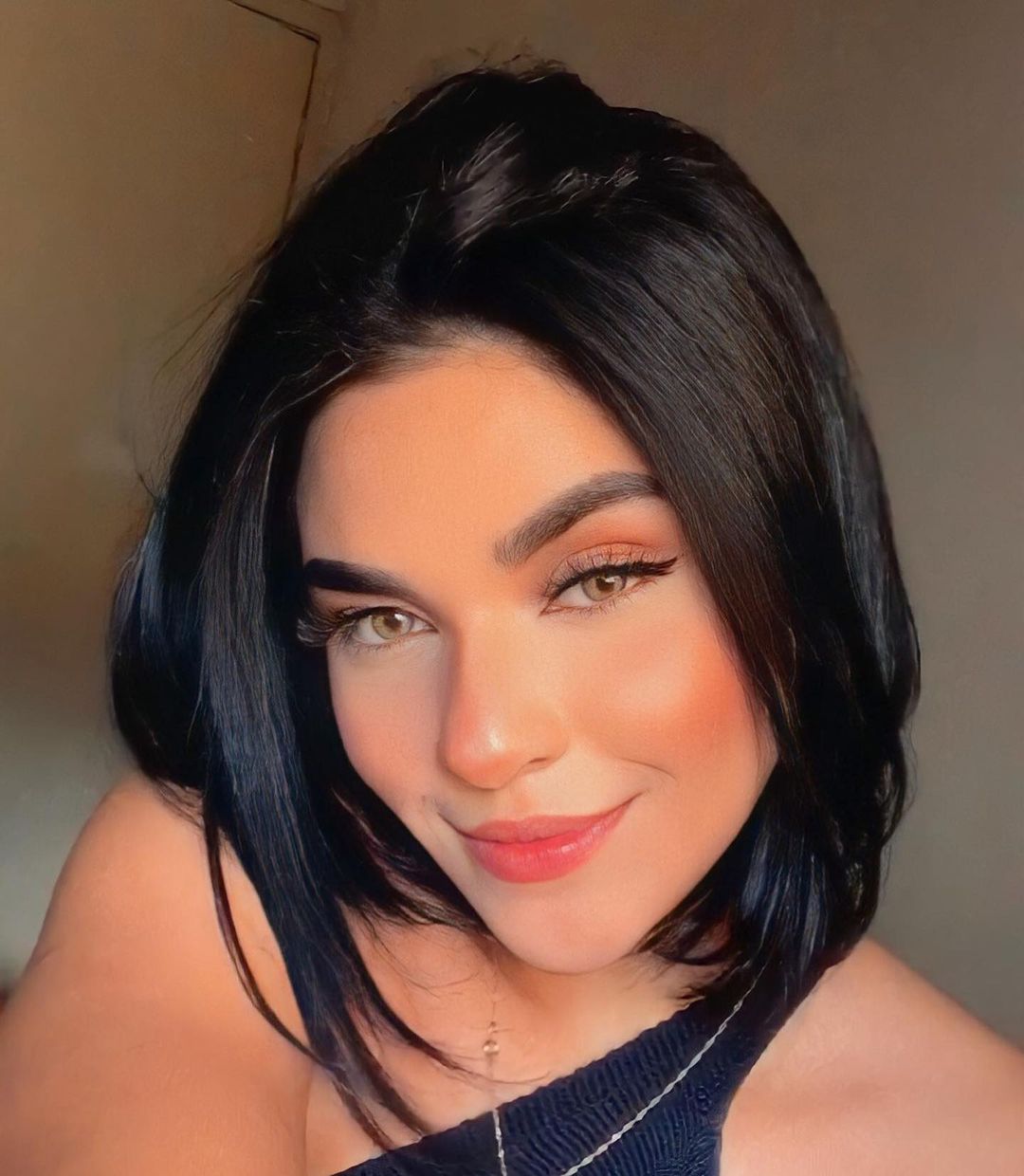 Cabelo preto combina com pele branca? Descubra! - Portal Zoe