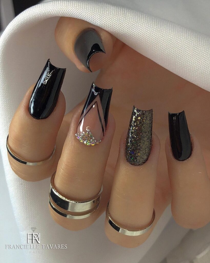 unhas com esmalte preto