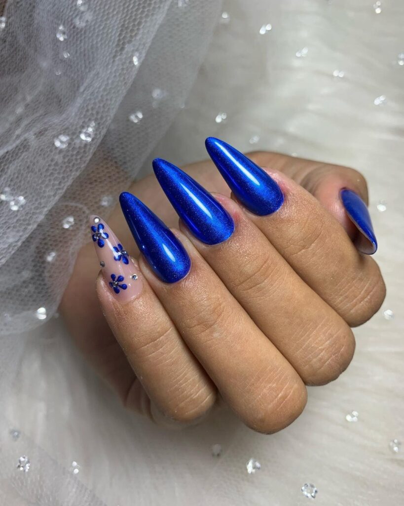 unhas azul escuro decorada metalizada