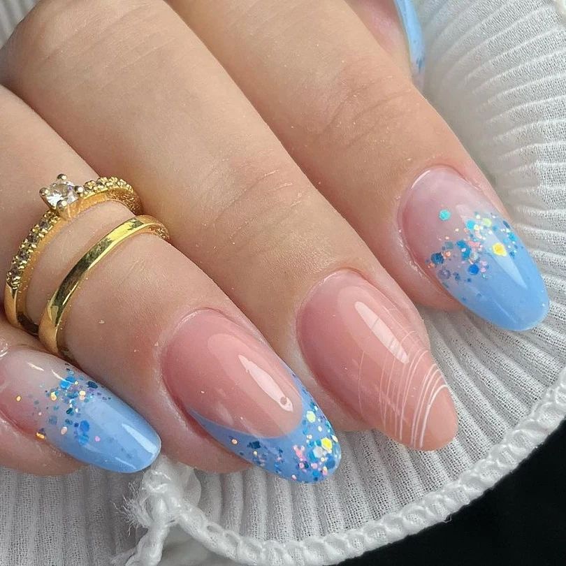 unhas decoradas azzul claro glamorosas