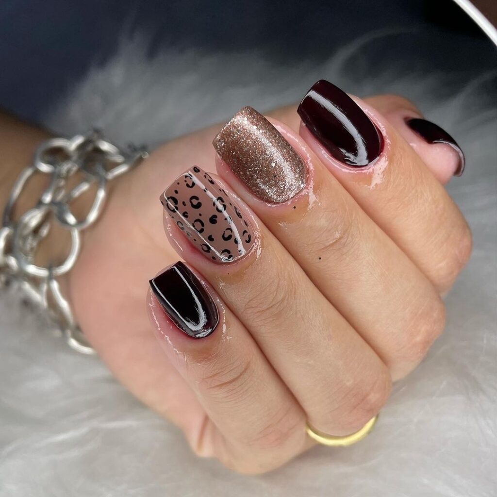 unhas decoradas marrom com preto