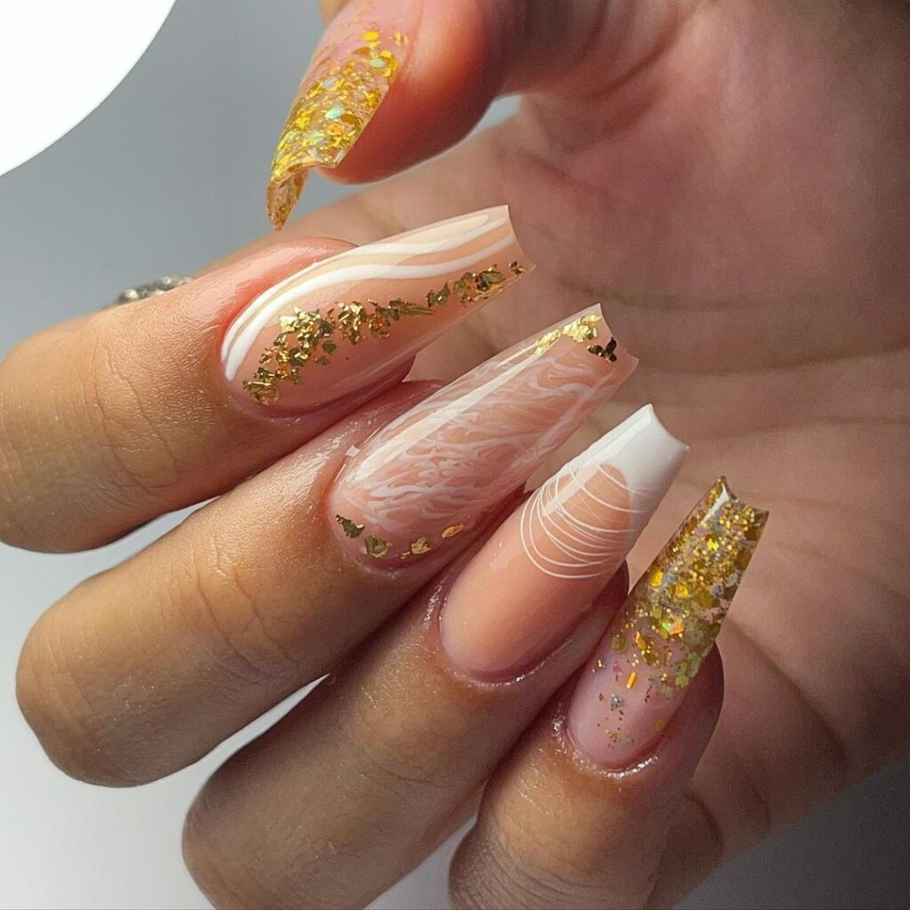 nails decoradas olha de ouro