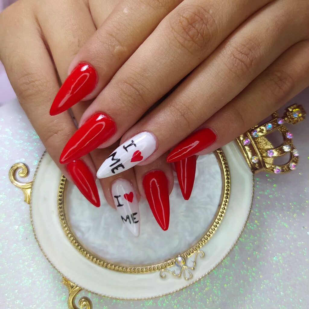 unhas vermelhas com branco