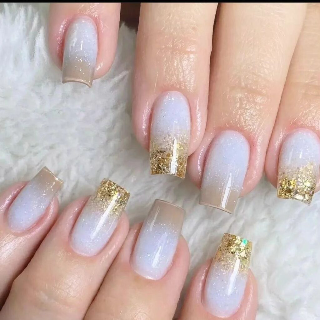 unhas branco com dourado