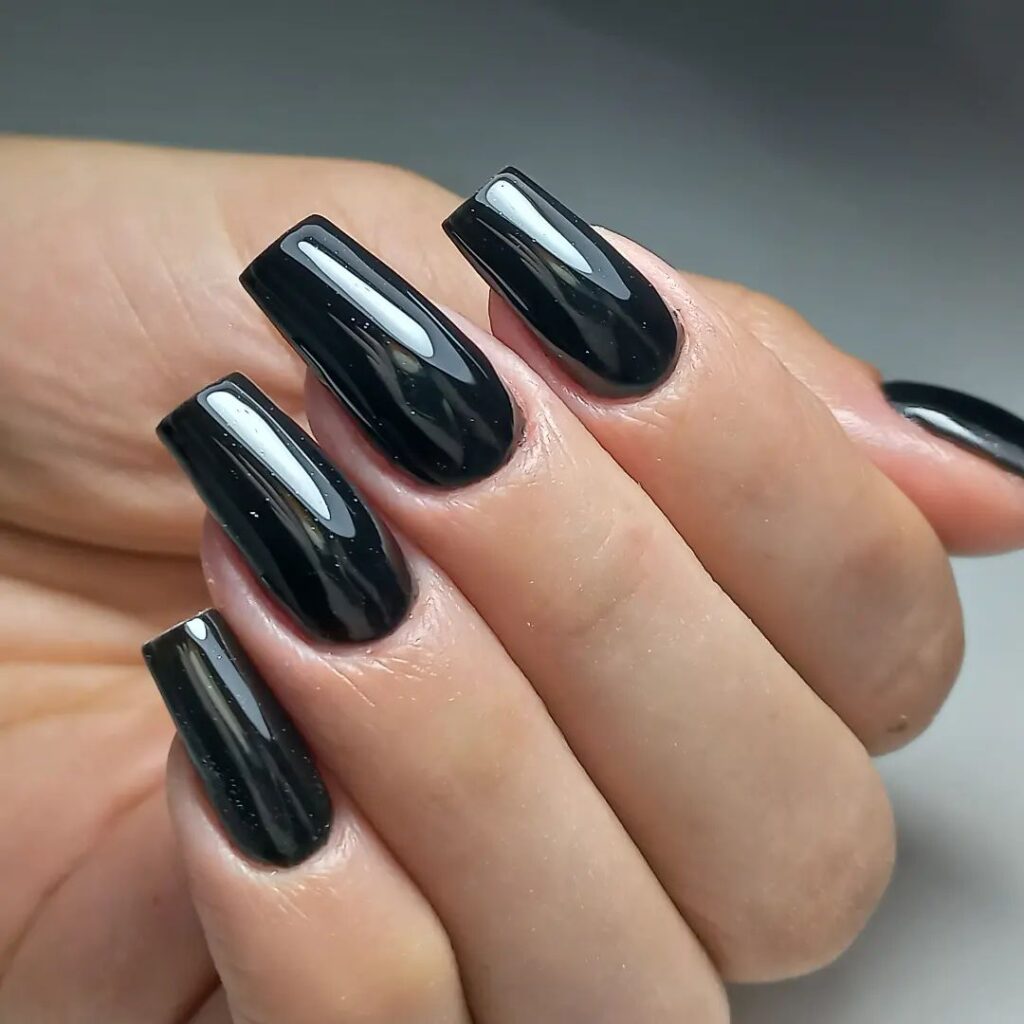 unhas pintadas de preto