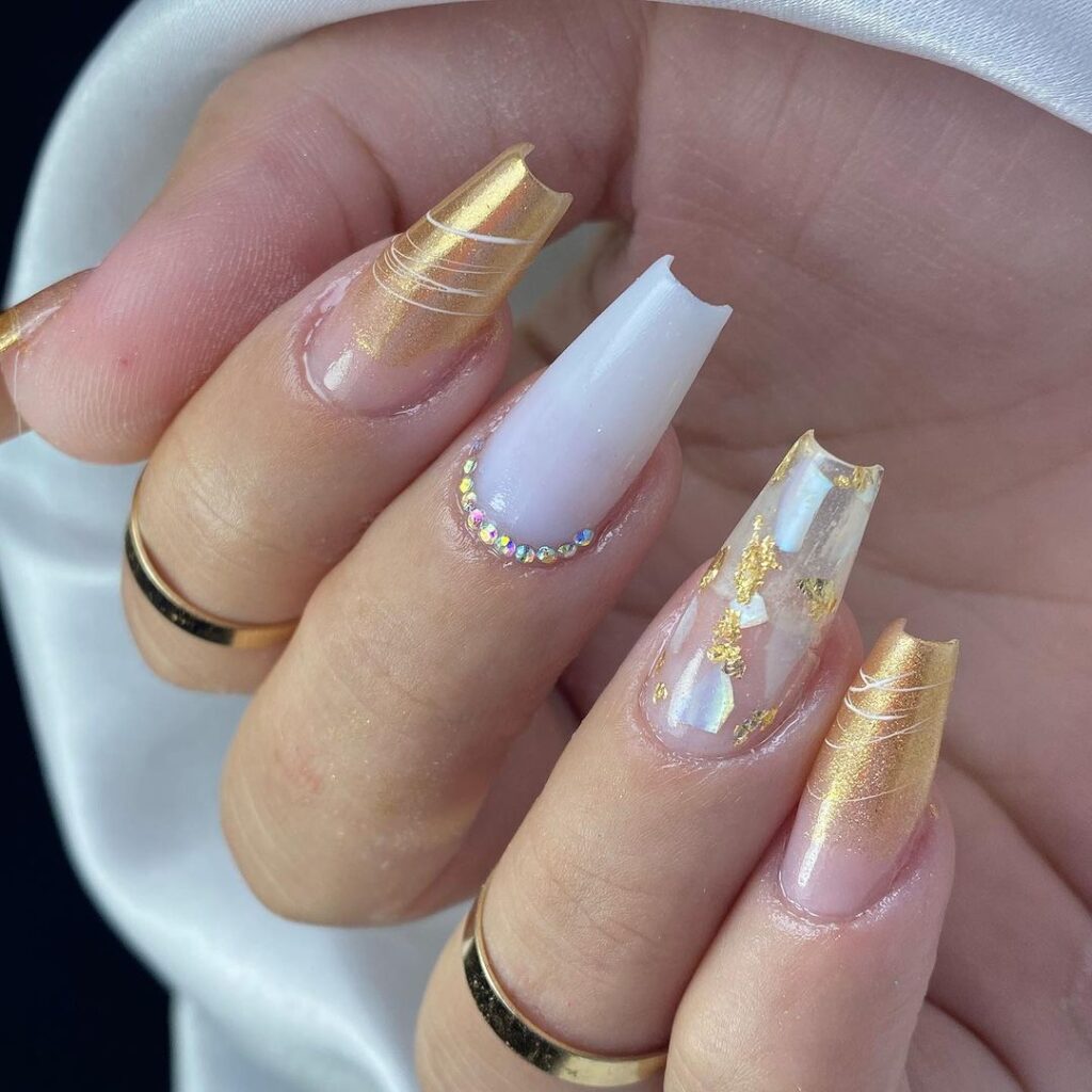 unhas decoradas branco com dourado