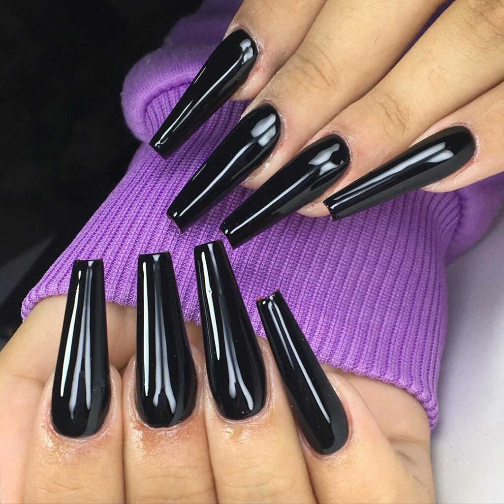 unhas postiças pintadas de preto