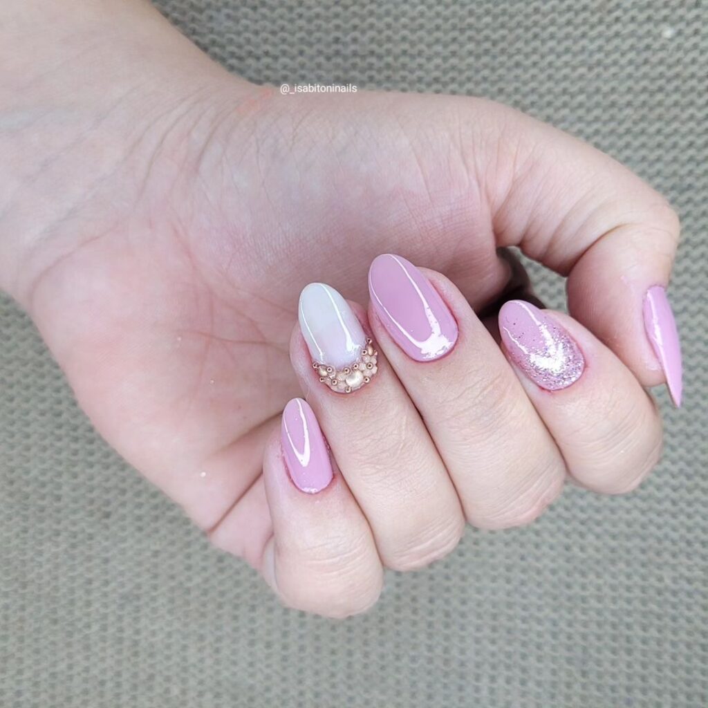 unhas lilás com branco