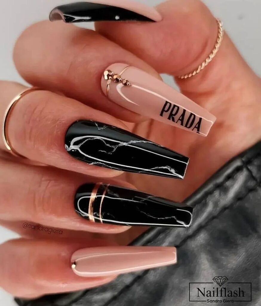 unhas pretas com iniciais