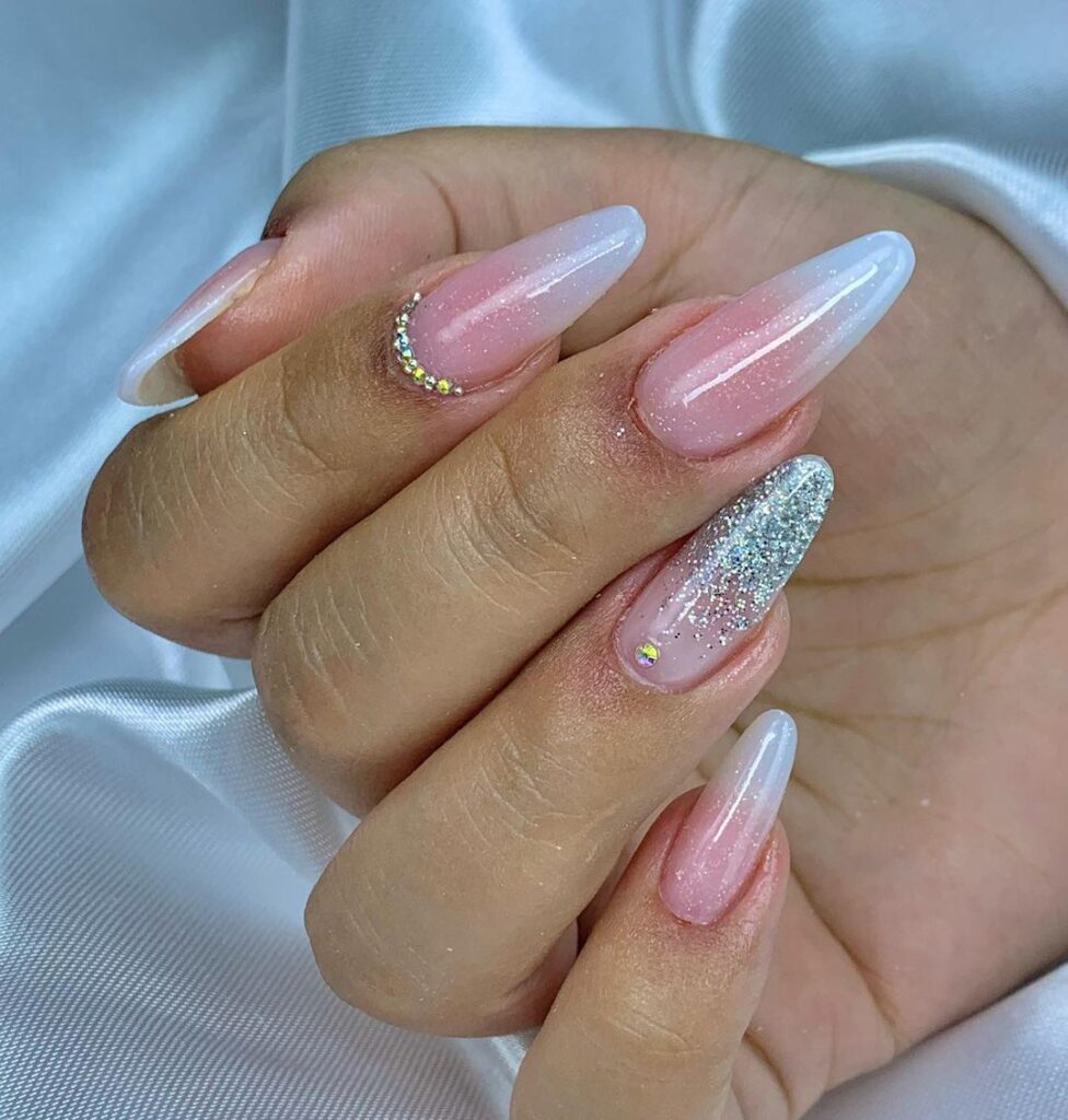 unhas cintilantes brancas