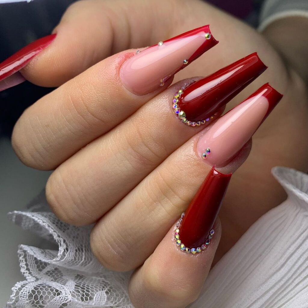 unhas encapsuladas vermelho escuro