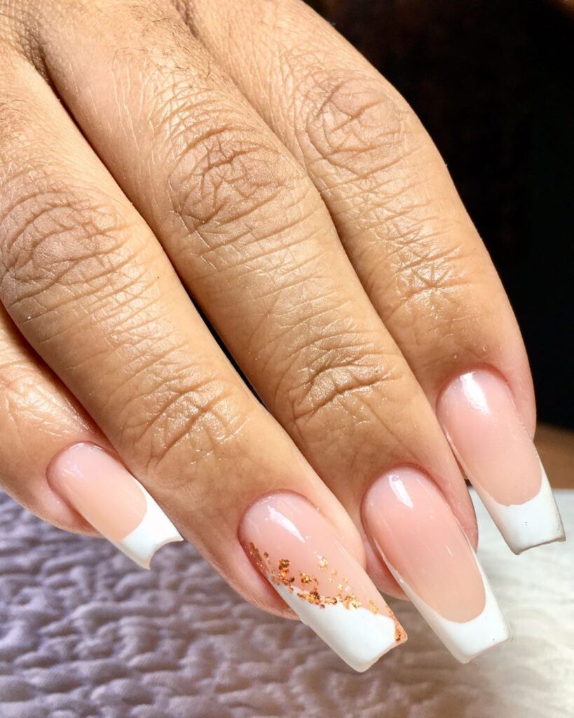 unha em gel branco com dourado