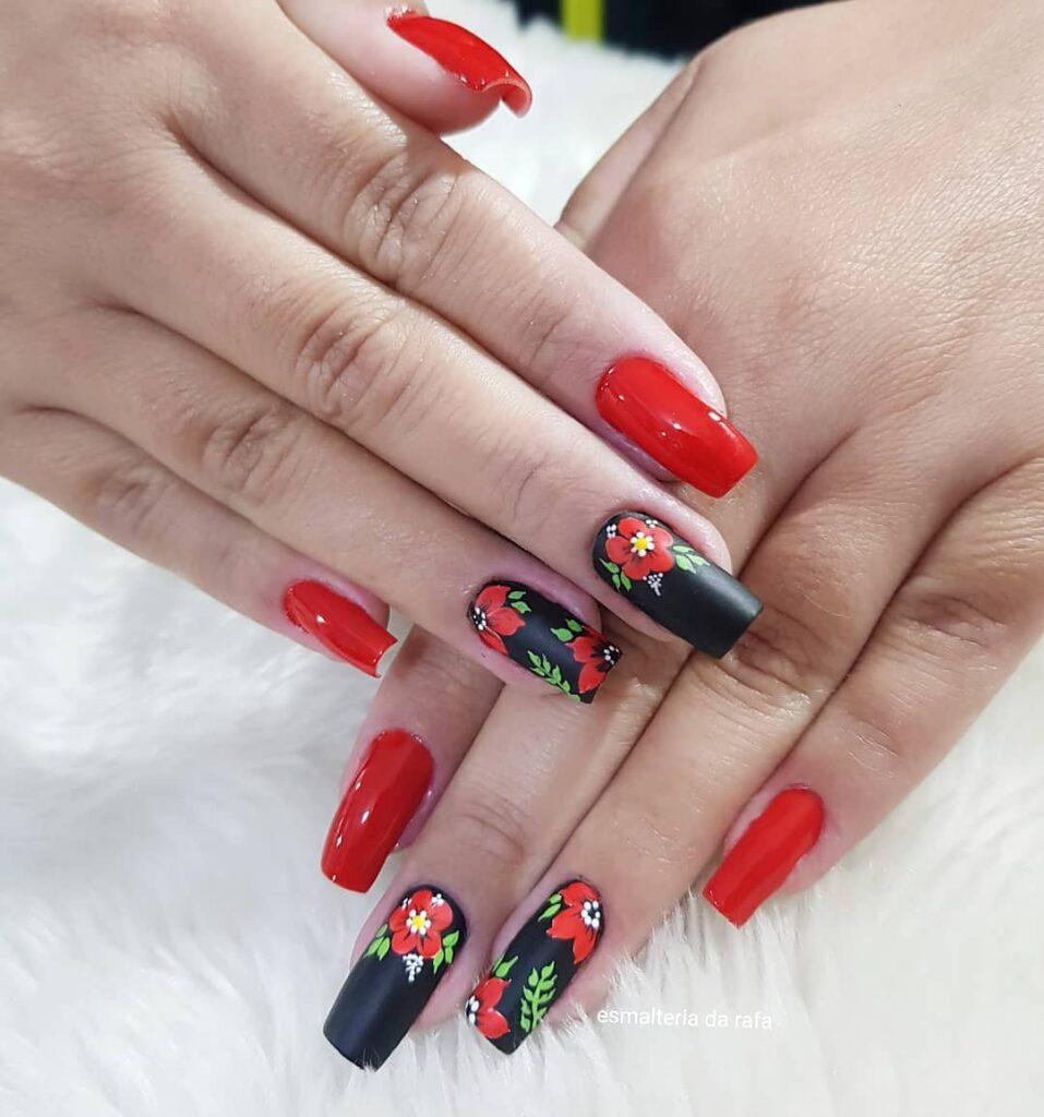 vermelho e preto nas unhas