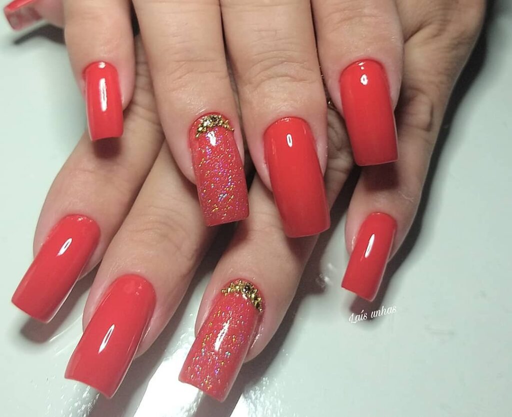 nails vermelhas decoradas com glitter