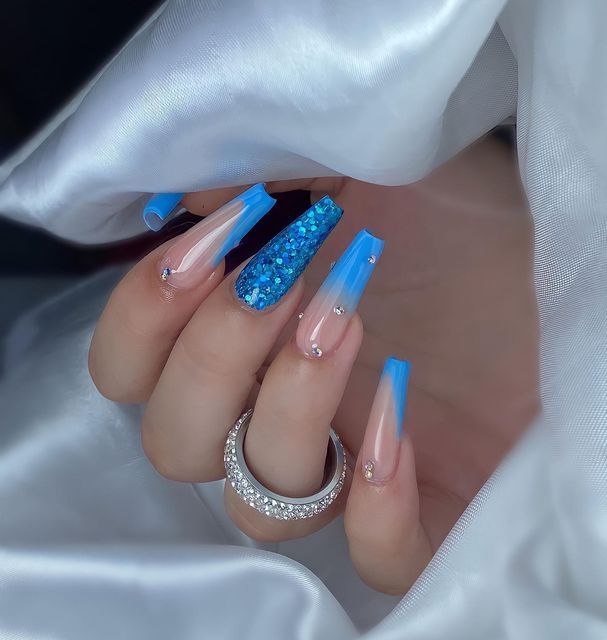 unhas em gel azul decoradas
