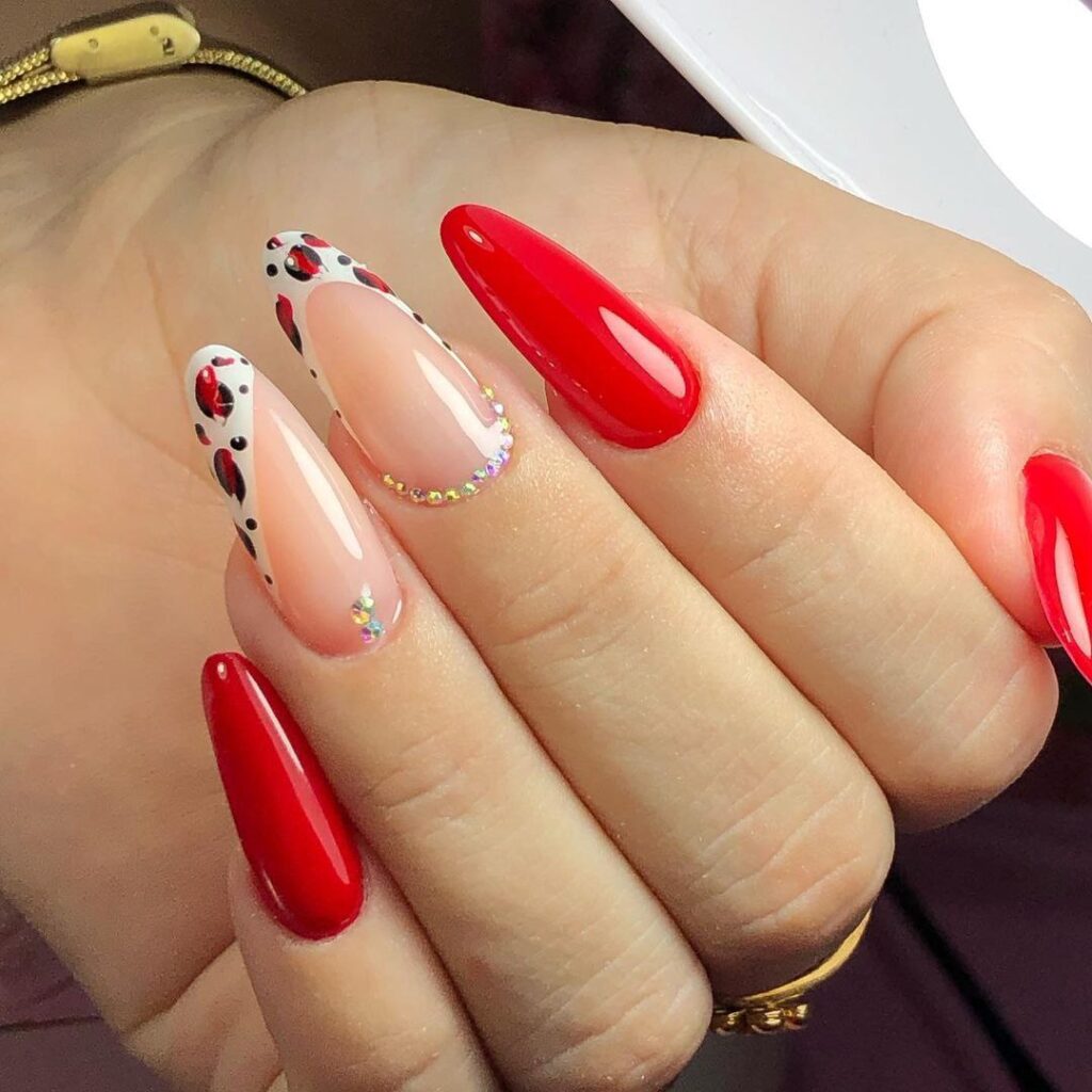 unhas vermelhas com detalhes pretos