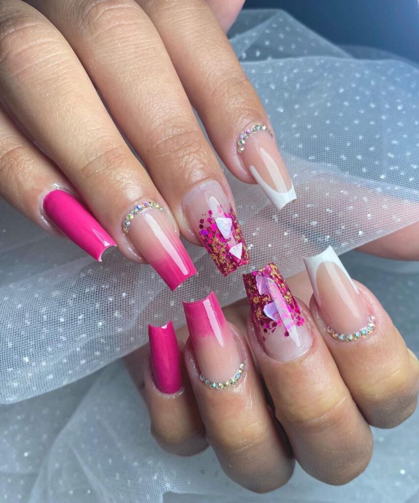 unhas rosas decoradas com pedraria