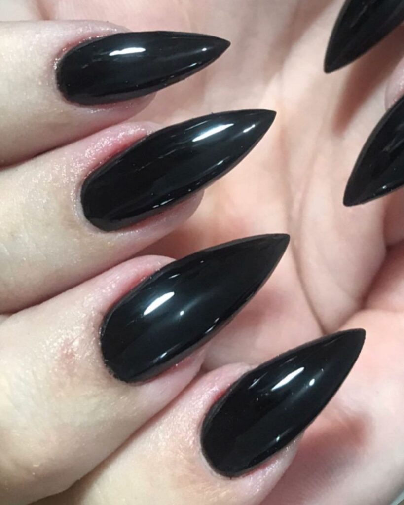 unhas pontudas pretas