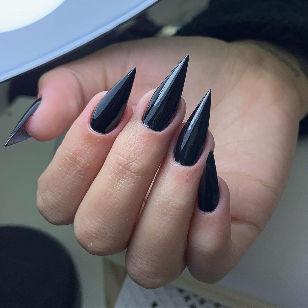 unhas pontudas pretas