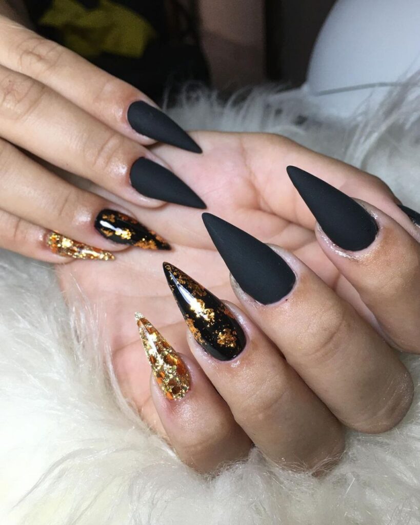 unhas pretas pontudas