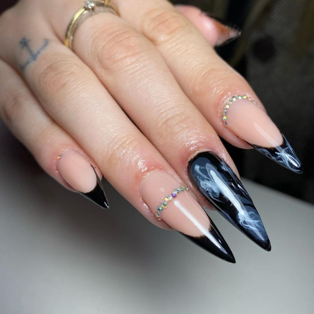 unhas pontudas pretas