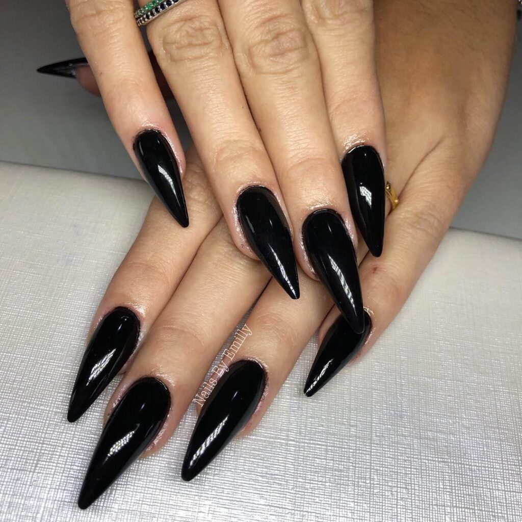 unhas pretas pontudas