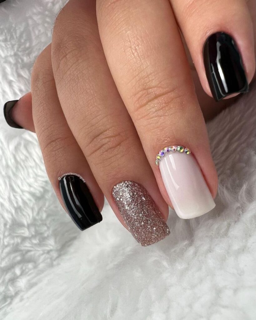 unhas com glitter preto e branco