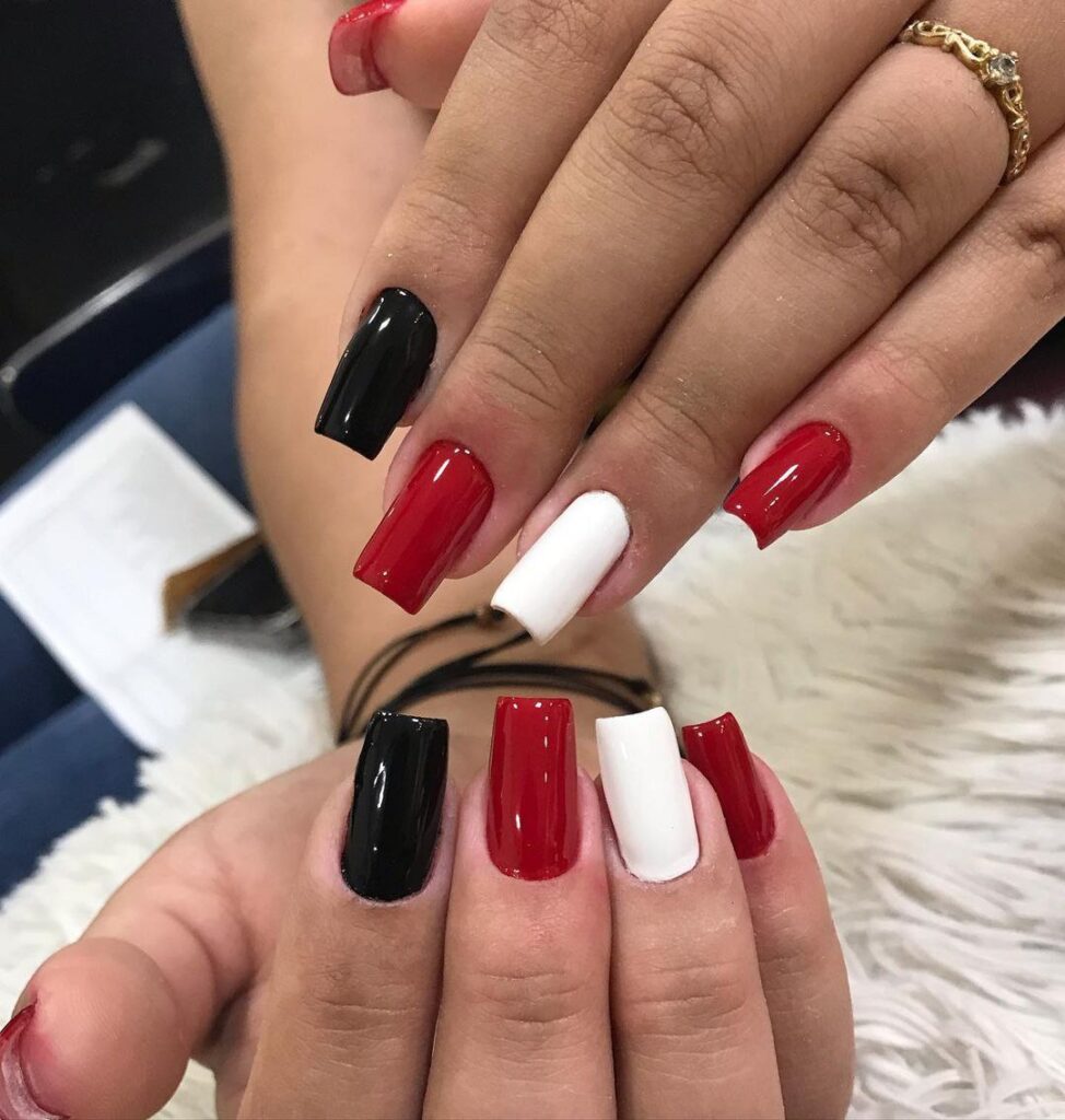 unhas pretas, brancas e vermelho