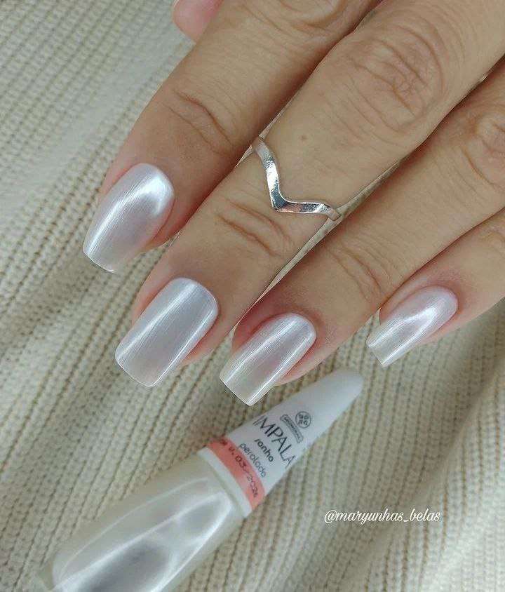 unhas brancas cintilantes