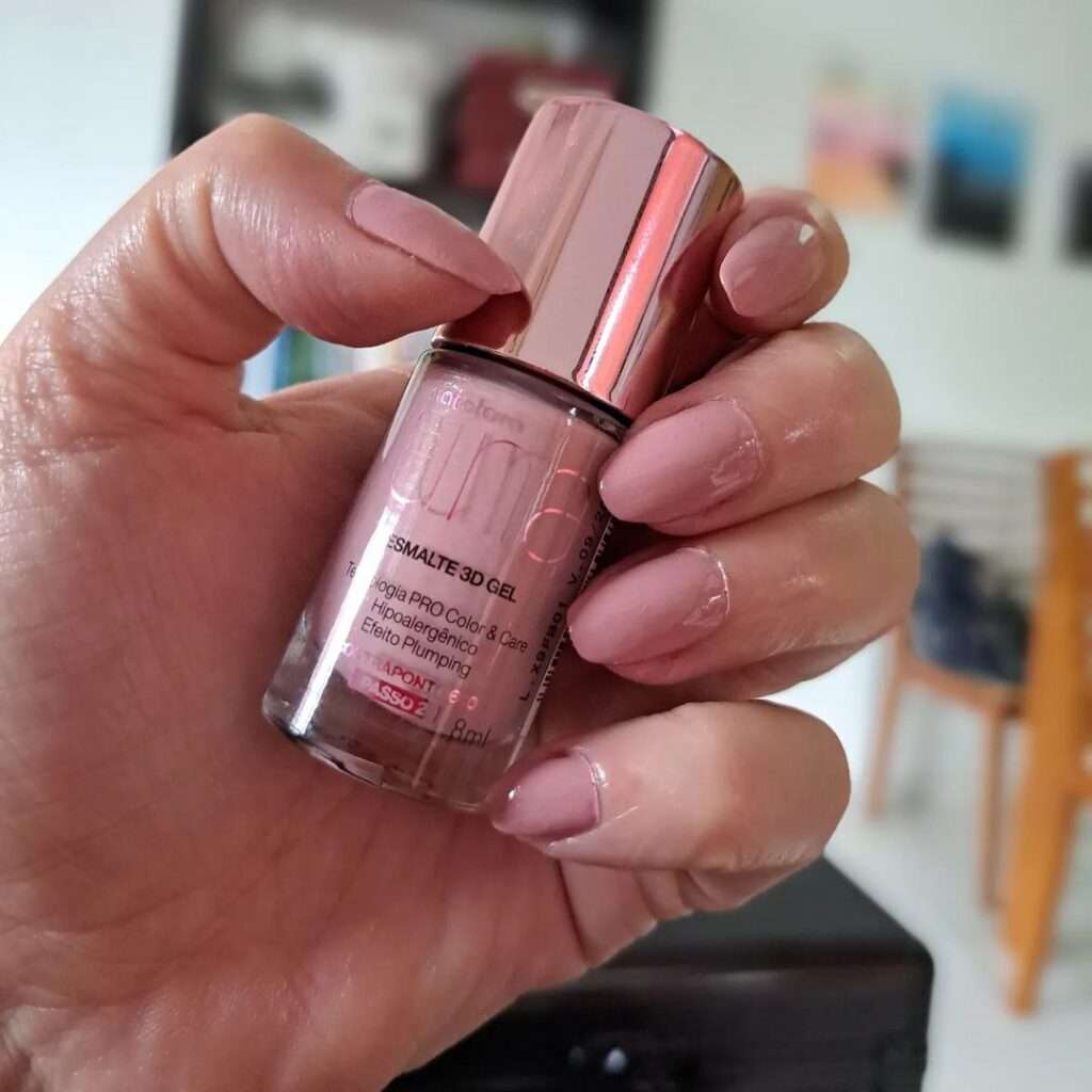 unhas com esmalte natura