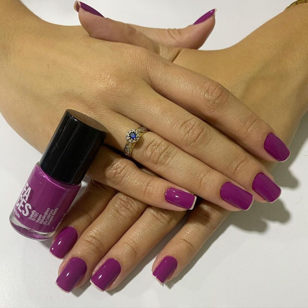 unhas com esmalte natura