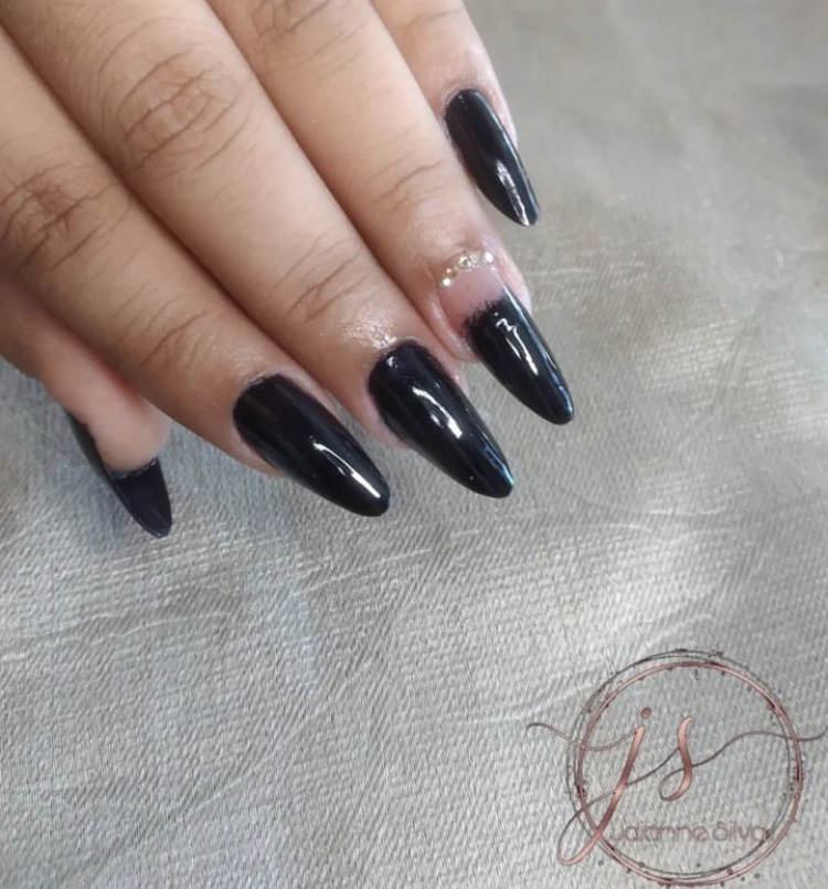 Unhas de gel preta