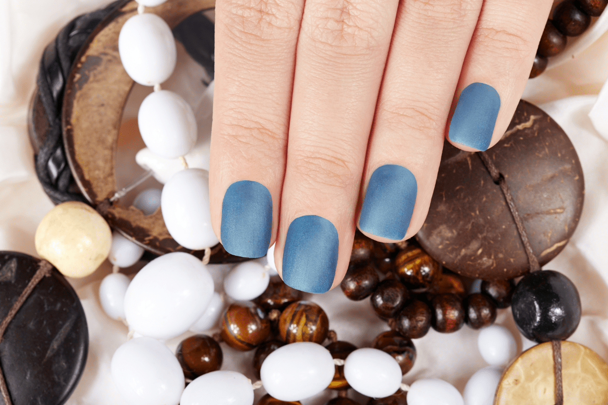 Tendências 2023: Unhas peroladas vs. unhas matte