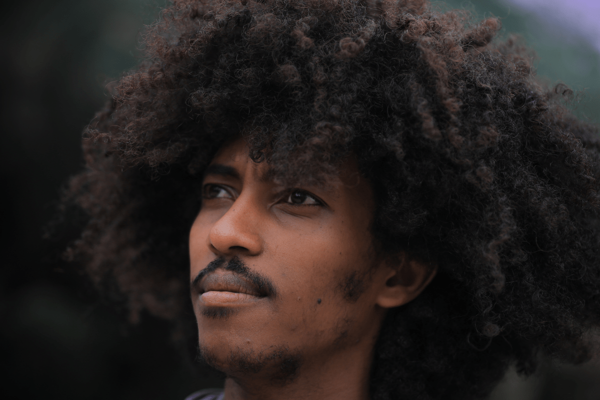 cabelo enrolado homem crespo