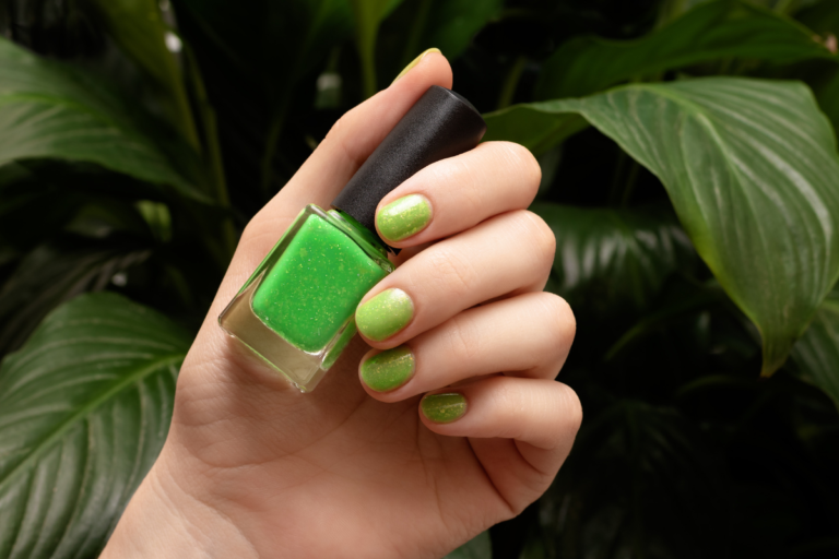 Unhas decorada com verde