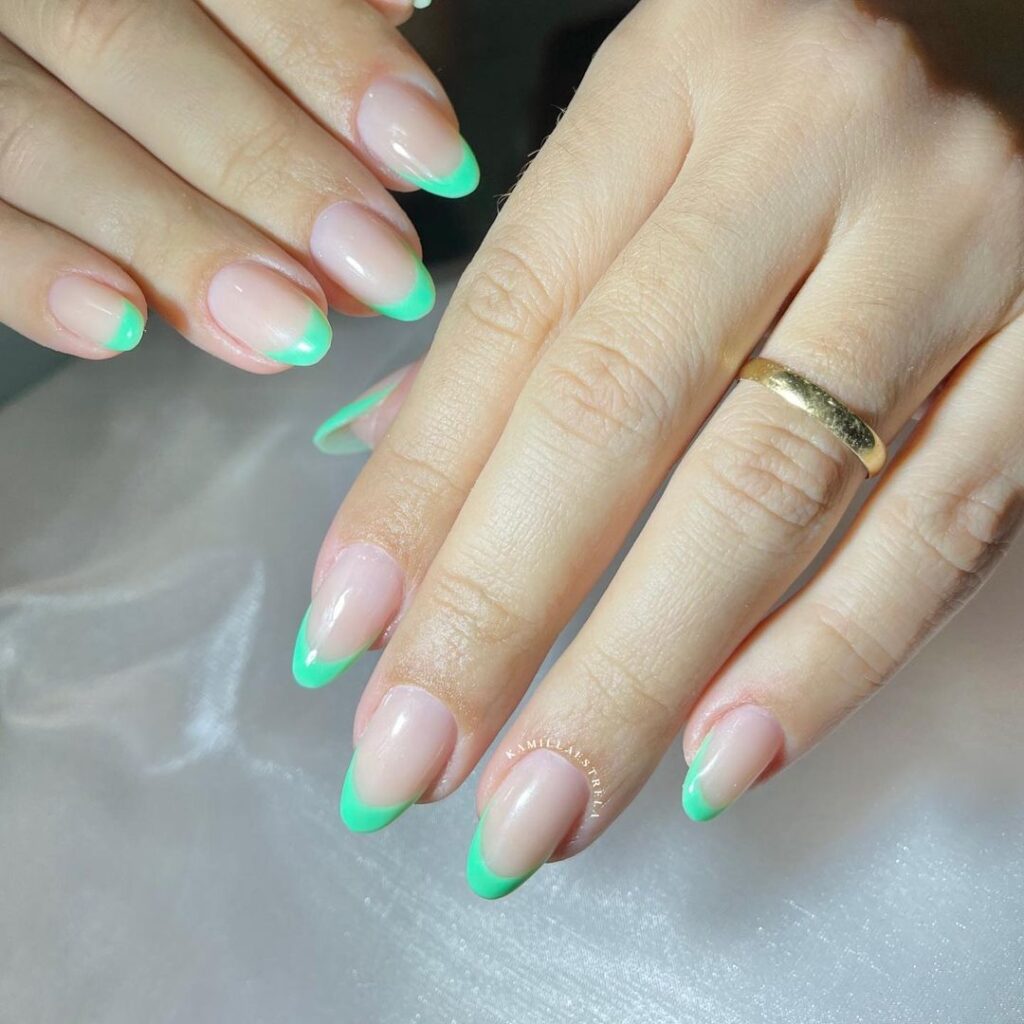 unhas com francesinha verde