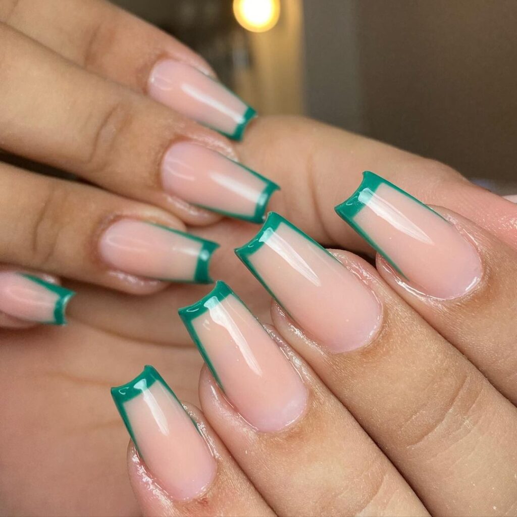 unhas com francesinha verde