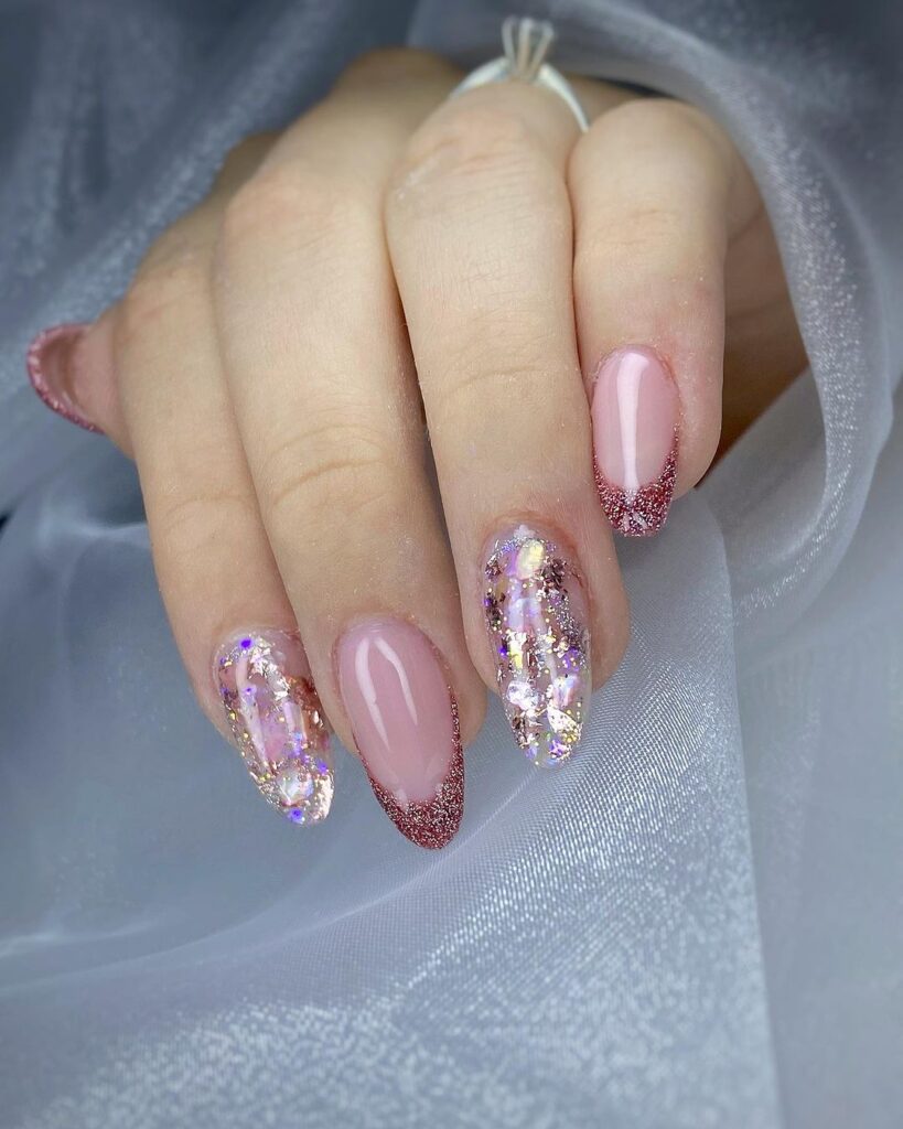 Unhas claras com glitter