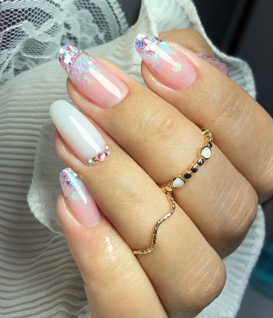 Unhas claras com glitter