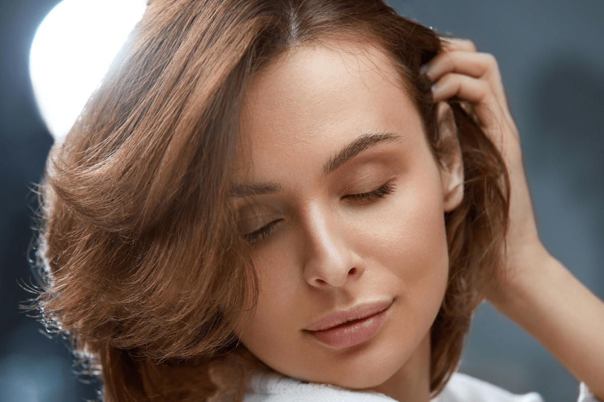 cabelo curto ondulado com franja