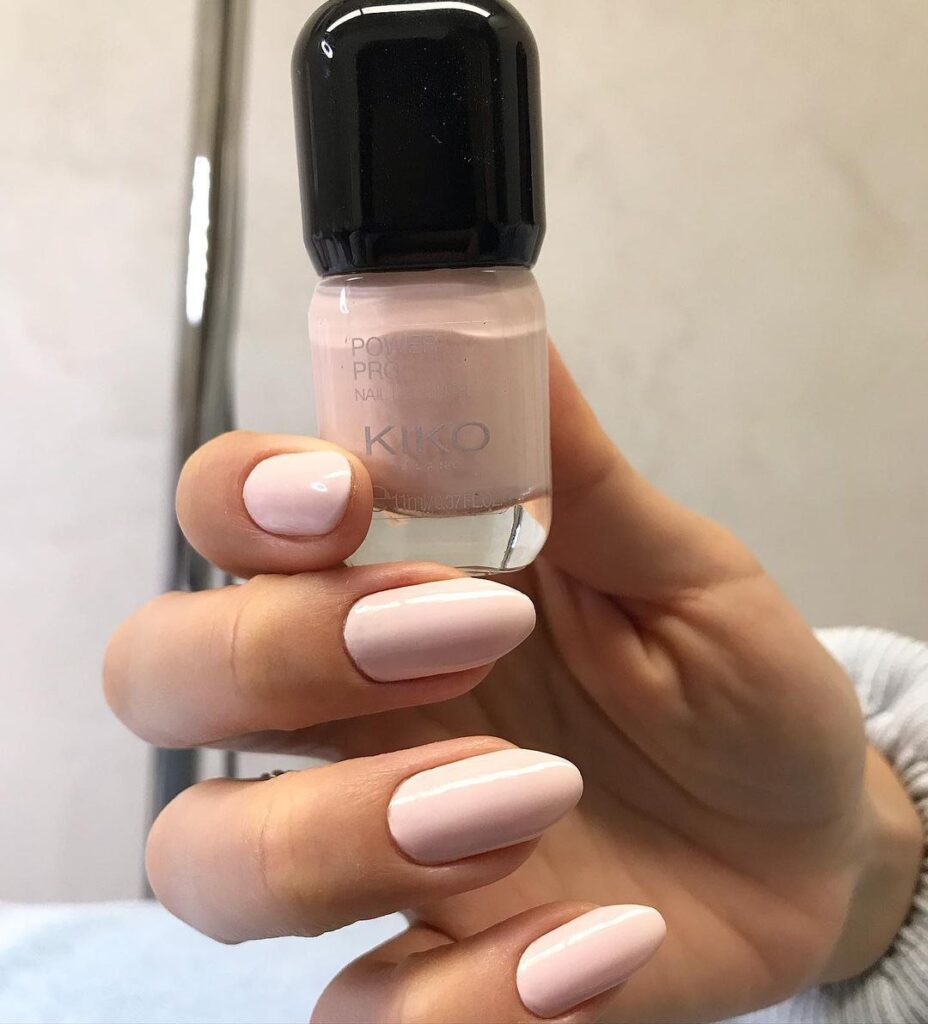 unhas com esmalte kiko