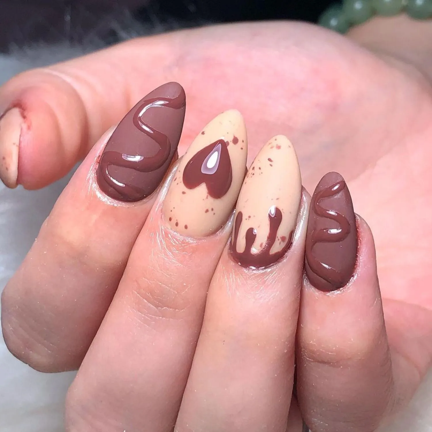 a tendência de unhas que lembra caixas de chocolate